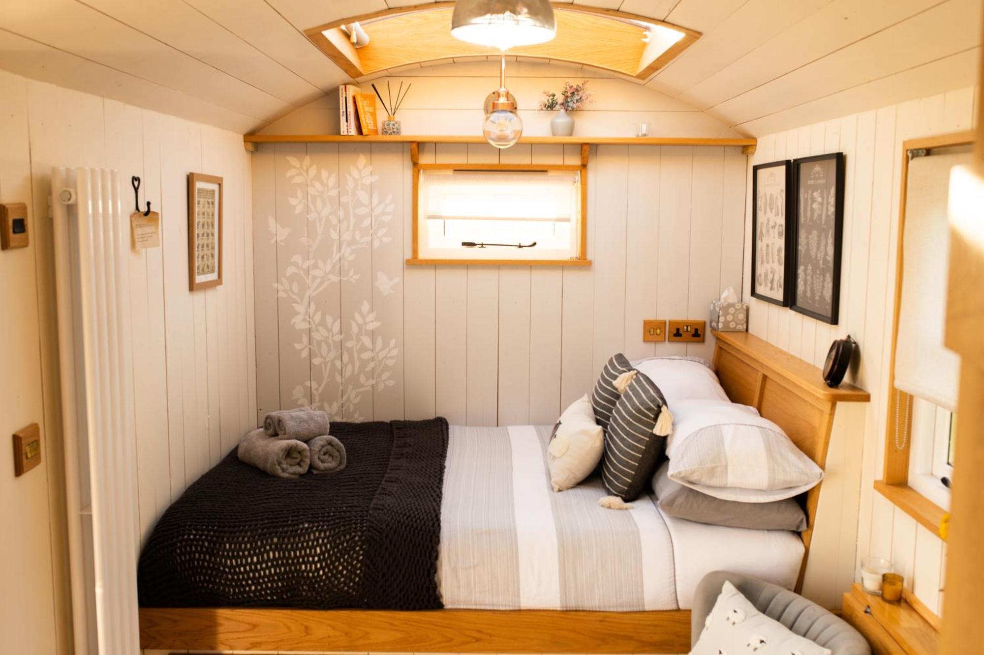 Harrys Hideout - Shepherd'S Huts At Harrys Cottages Pen-y-Clawdd Cameră foto