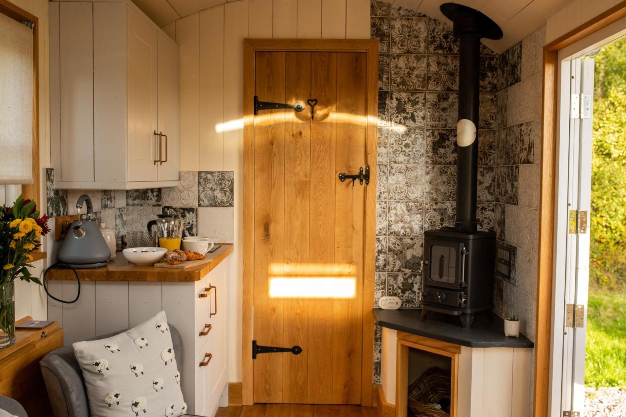Harrys Hideout - Shepherd'S Huts At Harrys Cottages Pen-y-Clawdd Cameră foto