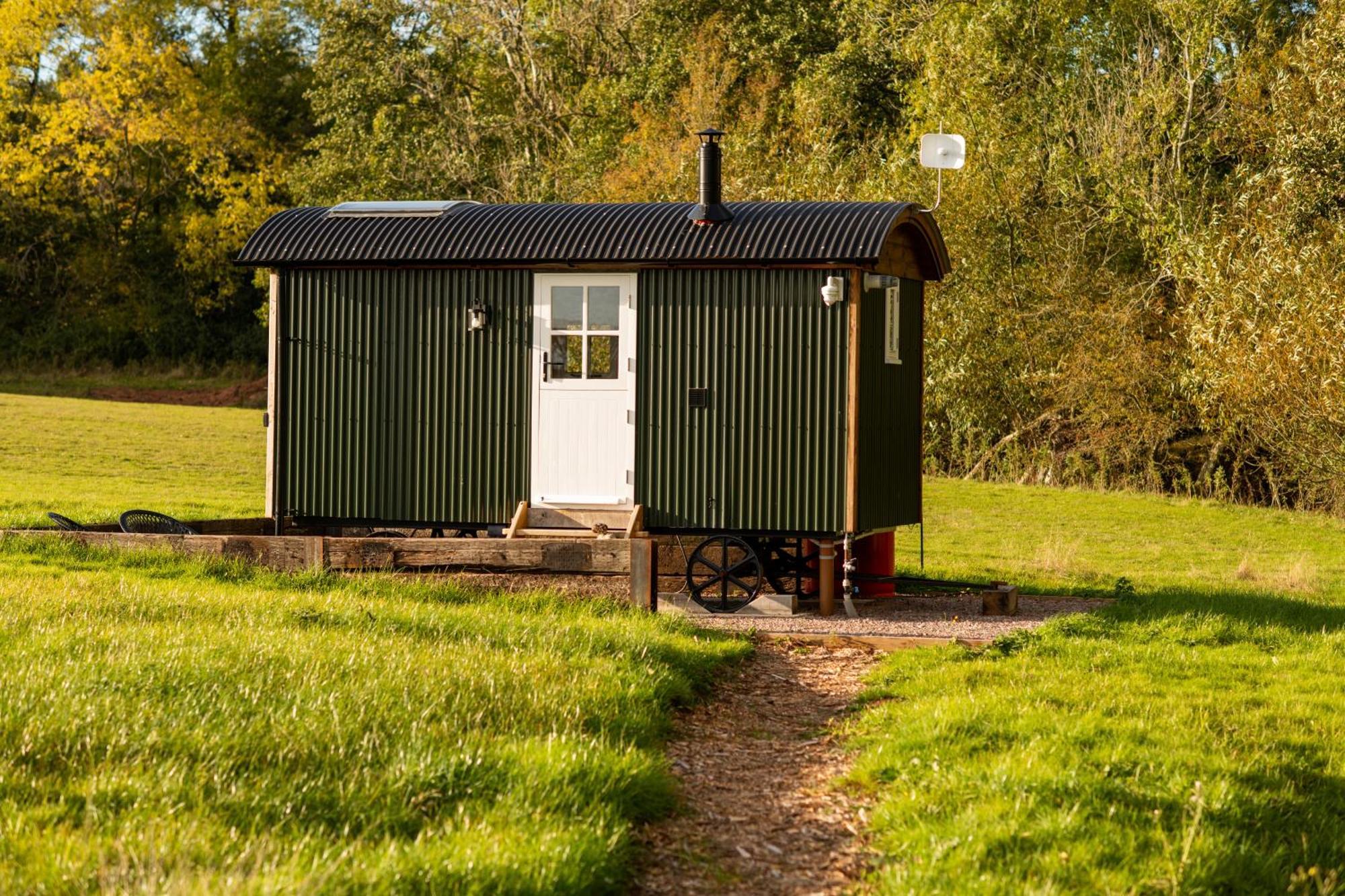 Harrys Hideout - Shepherd'S Huts At Harrys Cottages Pen-y-Clawdd Cameră foto